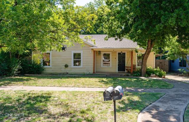1333 Amarillo Street Gallery 1