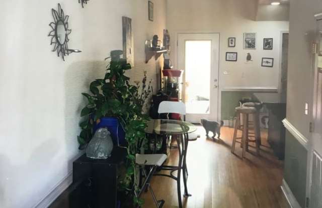 907 Kinney St Gallery 2
