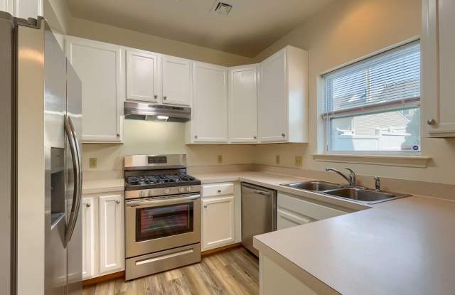 Spacious 3 bedroom on Fulton St Gallery 2