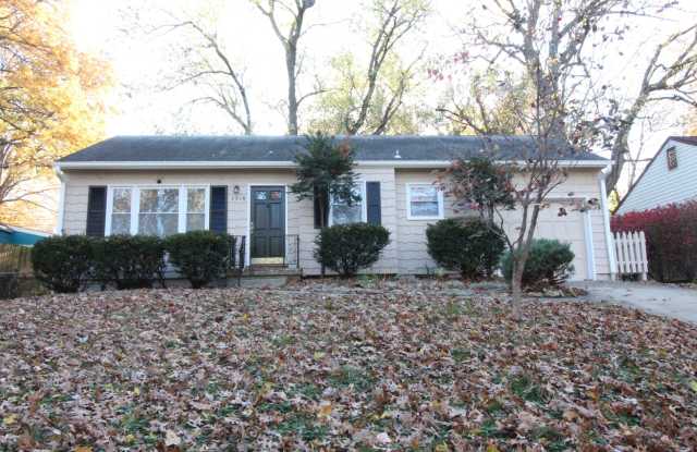 1/2 Month FREE On This 2 Bedroom 1 Bath Home in Roeland Park - 5318 Linden Street, Roeland Park, KS 66205