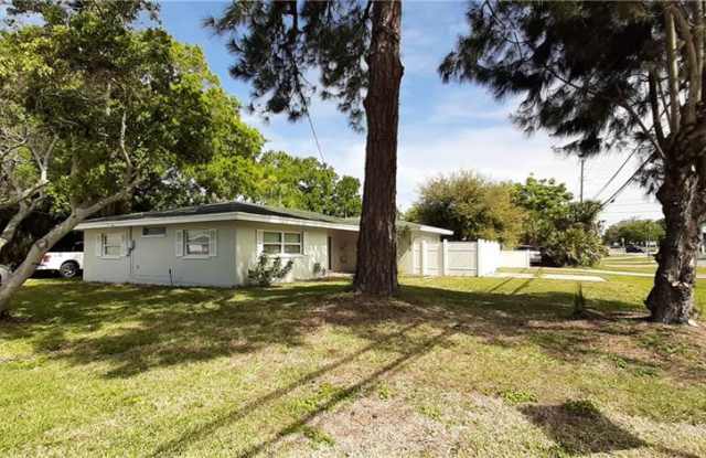 3553 CENTER CIRCLE - 3553 Center Circle, Largo, FL 33774