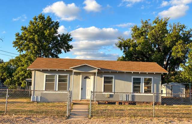 Recently updated charming home with HUGE backyard AVAILABLE NOW!! Gallery 1