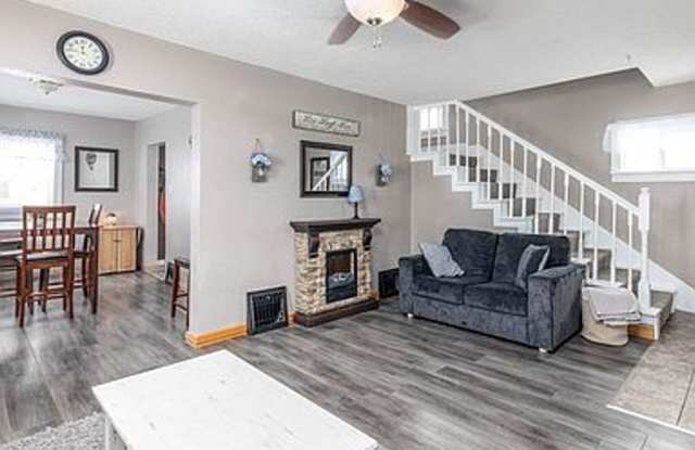 Newly updated 3 bed, 1 bathroom home - 1118 Bertch Avenue, Waterloo, IA 50702