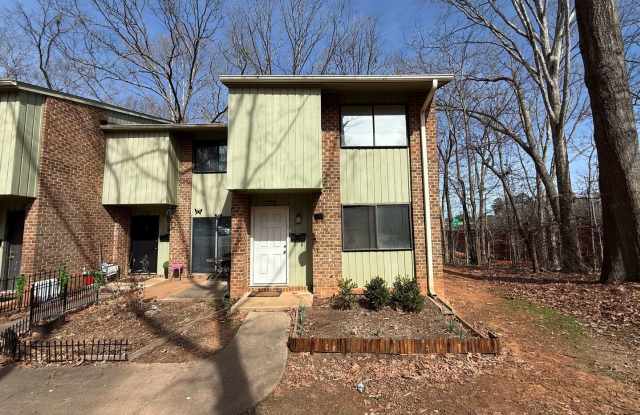 Charming 2BD, 2BA Raleigh Townhome in Prime Location Near I-440, NC State University, Fairgrounds, and Lenovo Center photos photos