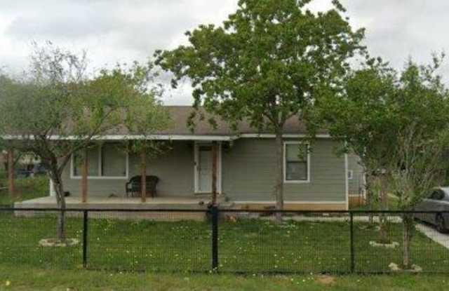 620 Viewpoint Drive - 620 Viewpoint Drive, Atascosa County, TX 78065