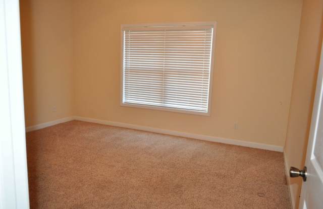 Available August 3rd – 2 Bedroom Duplex at The Hammocks! Gallery 4