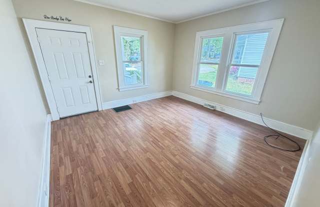3Bd/2Ba House with nice backyard giving Easy Access to Downtown Gallery 4