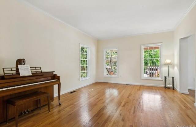 921 Shore Acres Drive Gallery 4