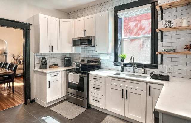 Stunning Home in the Heart of Denver!! Available October 5th!! Gallery 4