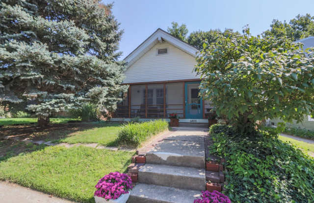 {4805} Charming West Plaza Bungalow + Private Off-Street Parking! photos photos
