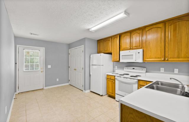 Now Available! 3 Bed 3 Bath Duplex Gallery 3
