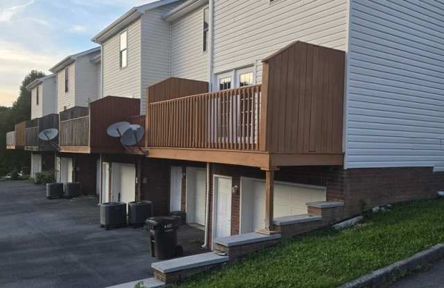 Spacious 2-Bedroom Townhome – End Unit with Private Deck & Garage Gallery 3