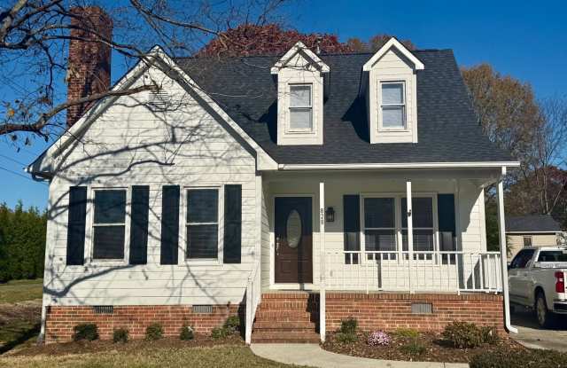 Three bedroom, 2 bath house in Elon - 820 Westwood Drive, Elon, NC 27244
