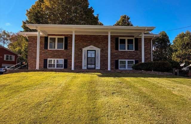 1001 Ridgefield Circle Gallery 1