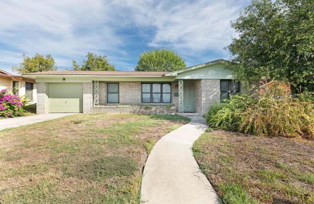 Dellview Neighborhood~Charming Mid-Century Home with Large Backyard - 463 Cherry Ridge Drive, San Antonio, TX 78213