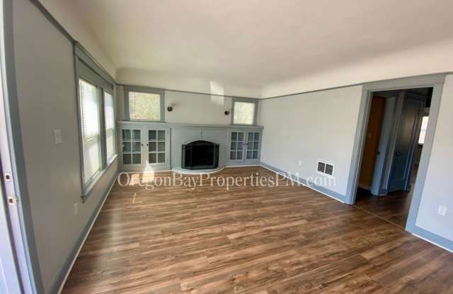 Johnson Ave: 2bdrm / 1 ba Home Gallery 3