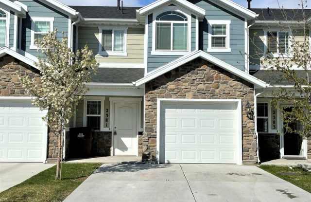 3 Weeks Free on a Spacious 3 Bed • 2.5 Bath Townhome in West Haven! Gallery 1