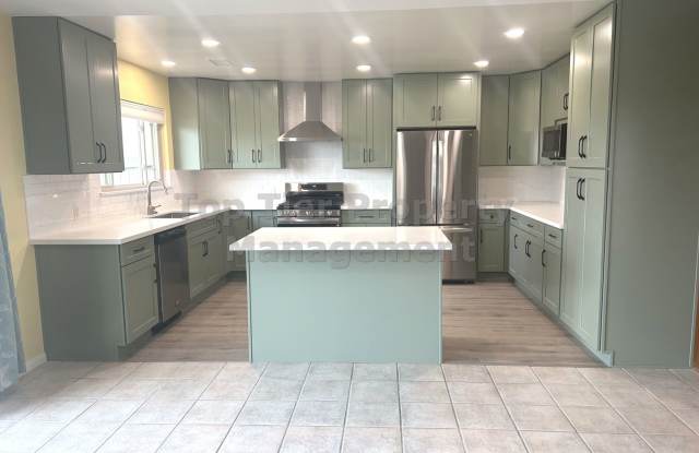 ***Oceanside Charmer 3 bed / 2 bath House - Available 09/15*** Gallery 3