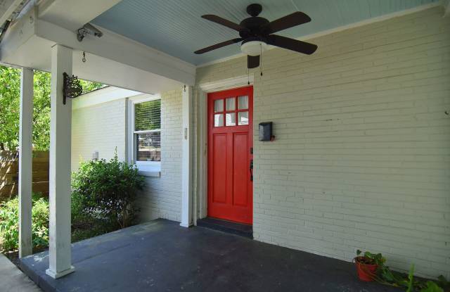 PRE-LEASING FOR July 15th 2026! 2BR 1BA Rosewood home with large backyard Gallery 4