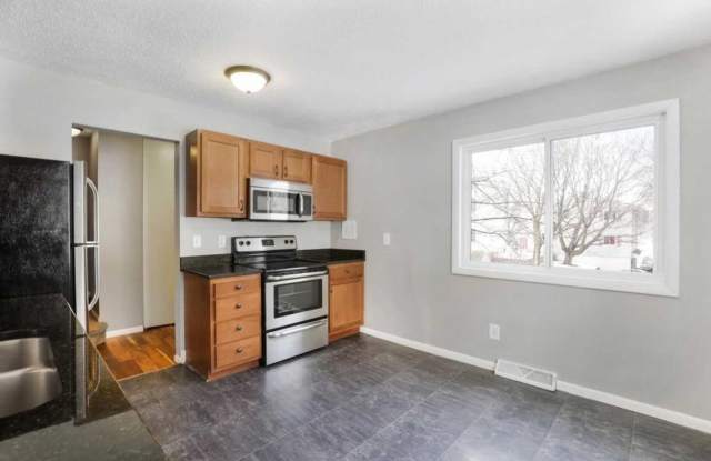 Beautiful 3Bed 2Bath End-Unit Townhome in Maplewood Gallery 4