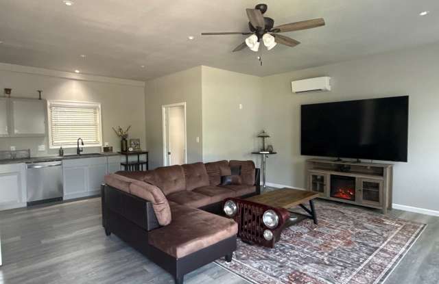 3 Bedroom 2 Bath Home Newly Renovated photos photos