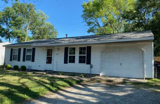 Updated 3 Bedroom House With Large Fenced-In Yard photos photos