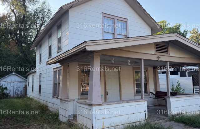 $975 - 323 N Topeka - 3 Bed / 2 Bath Gallery 1