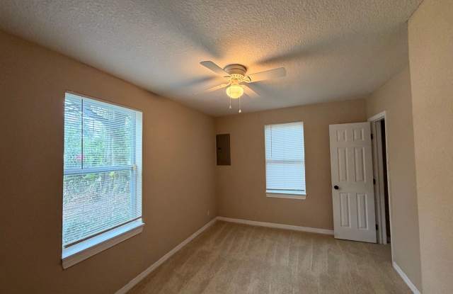 Newly Renovated 2/1 Westside Murray Hill! Gallery 3