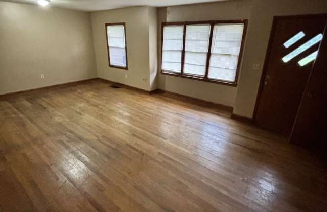 4 bed, 1.5 bath, Move-In Ready!! Gallery 3