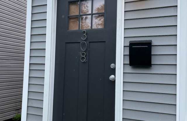 Beautifully Renovated 2 bed 2 bath Home in Shelby Park! photos photos