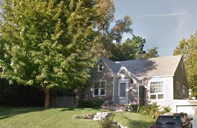 LARGE Omaha 3 bedroom house in the Amber Place neighborhood home open now! Check out 2108 S 46th St Gallery 3