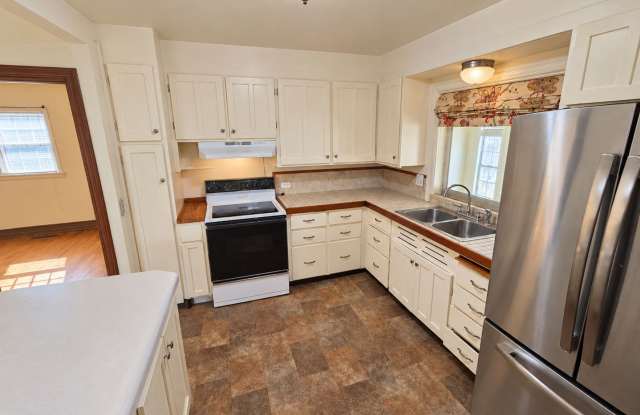 Spacious 3-Bedroom Home with Classic Charm, Sunroom & Private Backyard Gallery 4