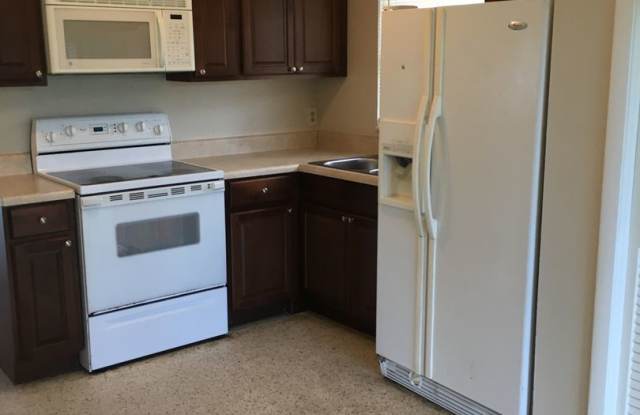 SUNRISE VILLAS ** PET FRIENDLY ** CLOSE TO I-75 ** - 912 San Remo Avenue, Collier County, FL 34104