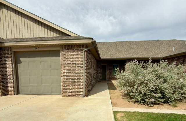 2 Bedroom Townhome Located In Iron Horse Division! Gallery 1