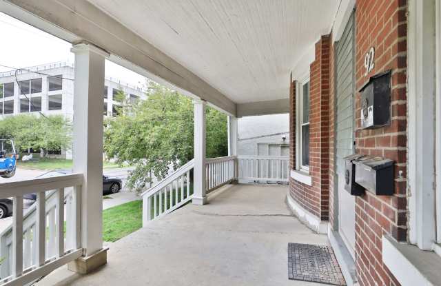 Massive 10 Bedroom Newly Renovated House Perfect for Students, Greek Life, Clubs, and More! Gallery 4