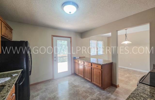 Charming 3-Bedroom West Des Moines Home with Fenced Yard & 2-Car Garage Gallery 3