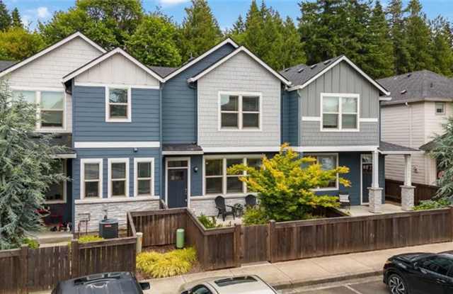 Modern Townhome in Gated Salmon Creek Community - 13739 Northwest 7th Place, Salmon Creek, WA 98685