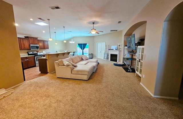 Spacious Golf Course Area Home with 4 Bedrooms & 2 Baths Gallery 3