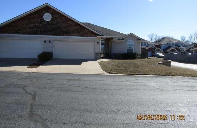 Fantastic Condo located close to Ft. Sill, Shopping and Restaurants Handicap Accessible! No Pet Home! Gallery 1