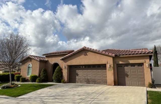 4 Bedroom Home with 3-Car Garage, Paid Solar & Community Pool Access Gallery 3