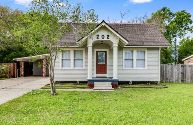 Adorable renovated Cottage Style home in Broadmoor School District with Large Yard Gallery 1