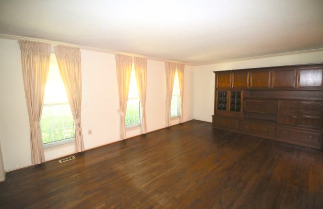 11829 Parliament Dr Gallery 4