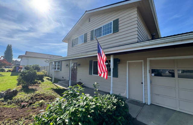 Spacious 4 bed/2.5 bath home Gallery 4