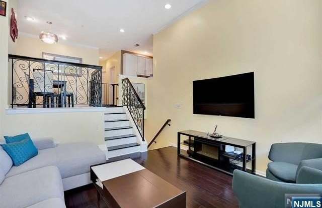 400 Kingston Court photos photos