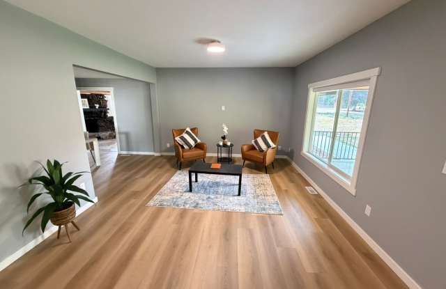 **MOVE IN SPECIAL** New Remodeled 3 Bedroom on acreage! Gallery 4