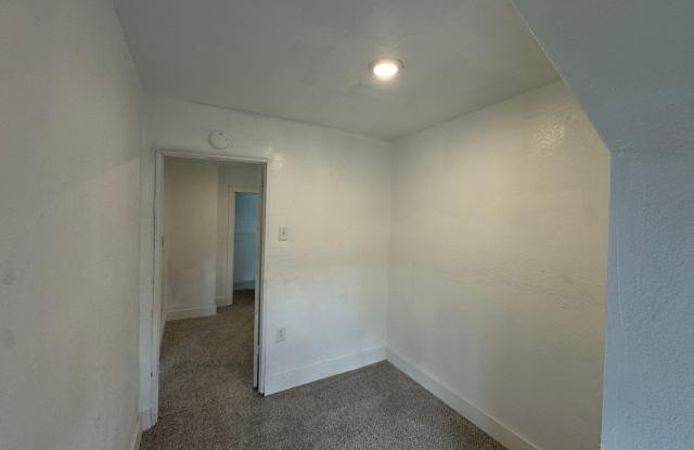 AVAILABLE NOW!! 5 BED 1 BATH SINGLE FAMILY HOME! Gallery 4