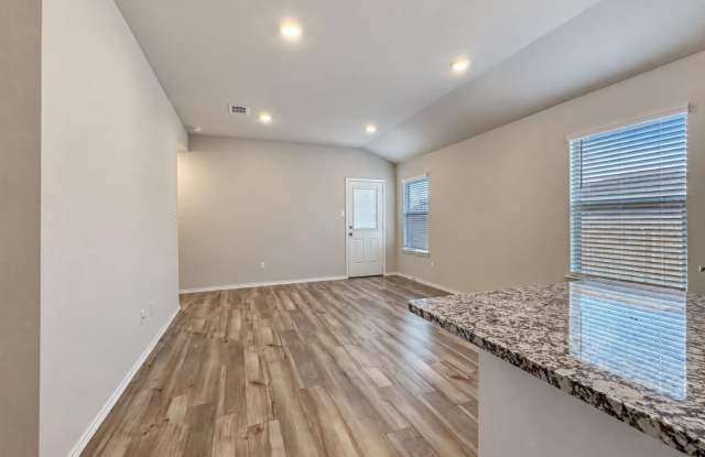 Beautiful 3 Bedroom/2 Bathroom Home in Troy! Gallery 4