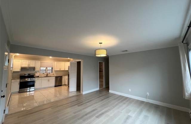 34 Willow Wood Court 1st fl - 34 Willow Wood Court, East Rutherford, NJ 07073