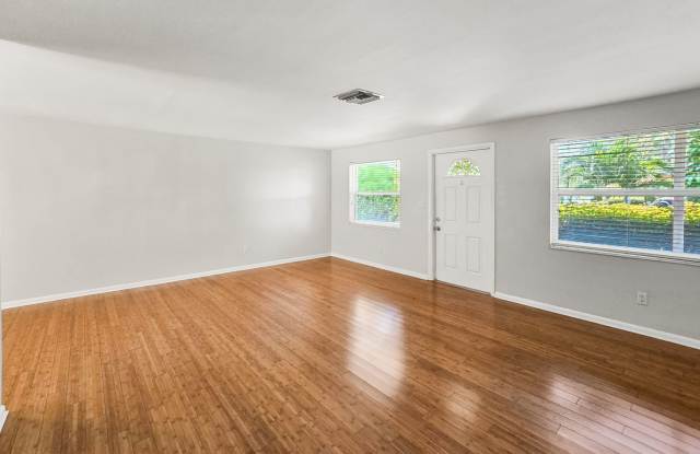 ** CENTRAL NAPLES ** 3 BED / 2 BATH - SINGLE FAMILY - POOL HOME - NO HOA - PETS OK - ANNUAL RENTAL Gallery 4