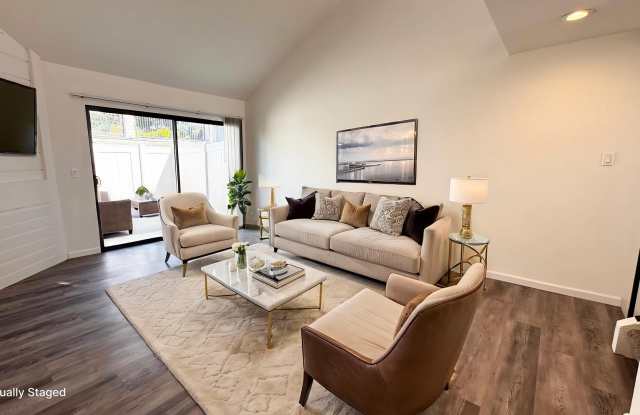Mid Term rental, pool, new kitchen, attached garage >>> photos photos